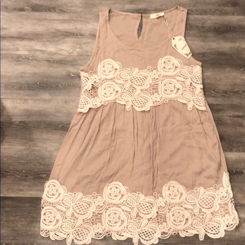 🌺Tan & white Sleeveless keyhole dress